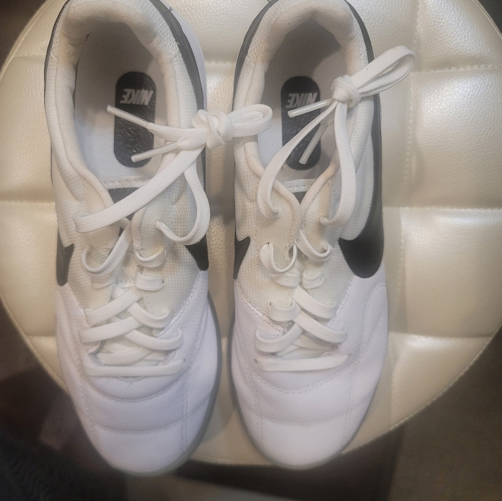 Sneakers - Picture 5 of 6